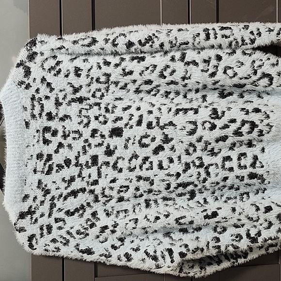 Francesca's Mi Amo Light blue Leopard Print pullover Sweater - Picture 3 of 3